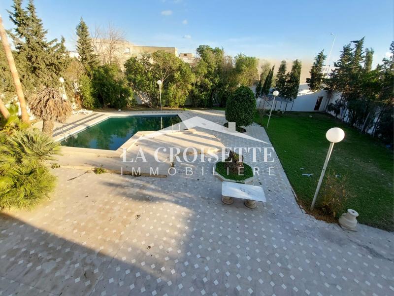 Villa S+5 avec piscine à La Soukra